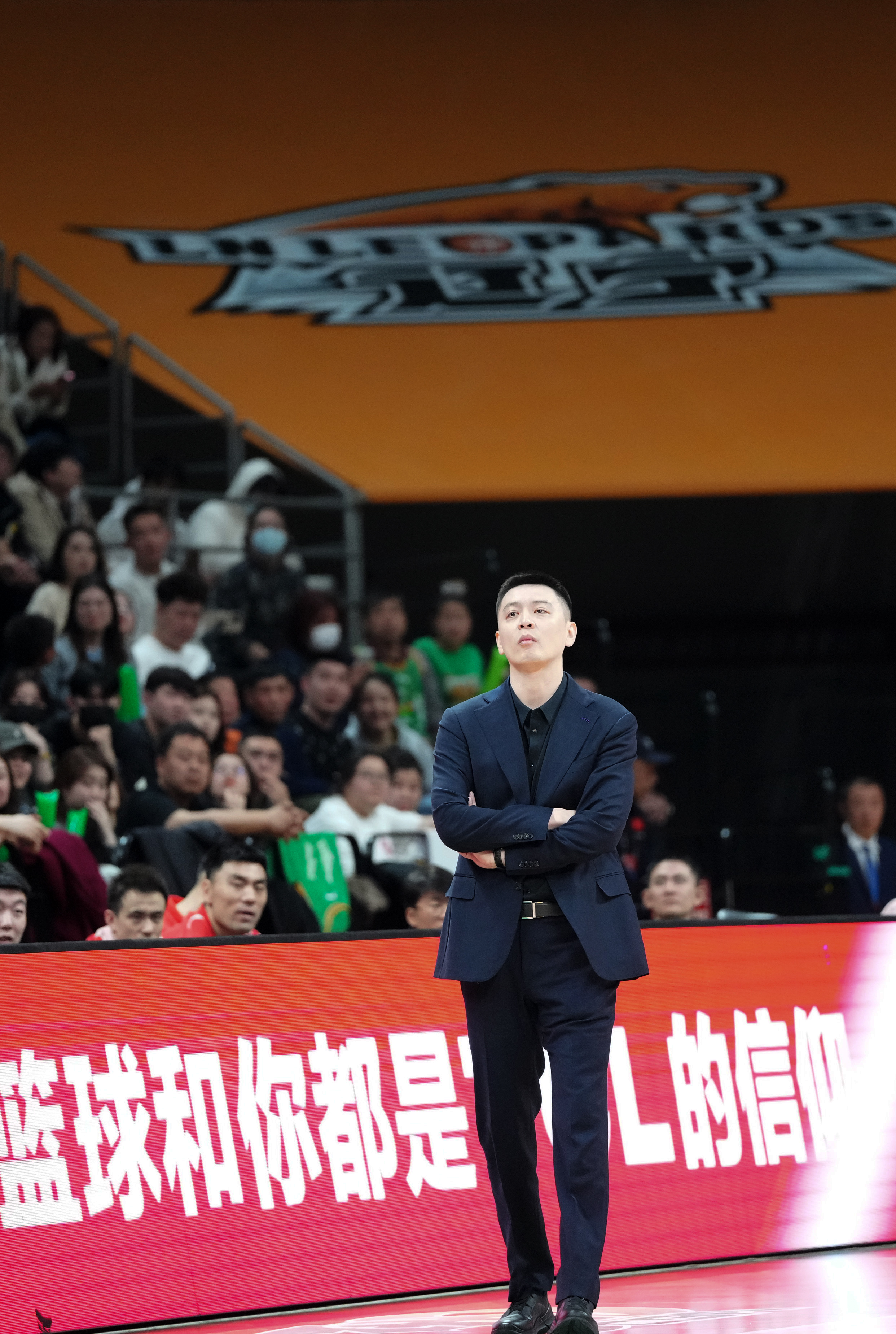 球员展现出色实力，赛场氛围一片激烈混战