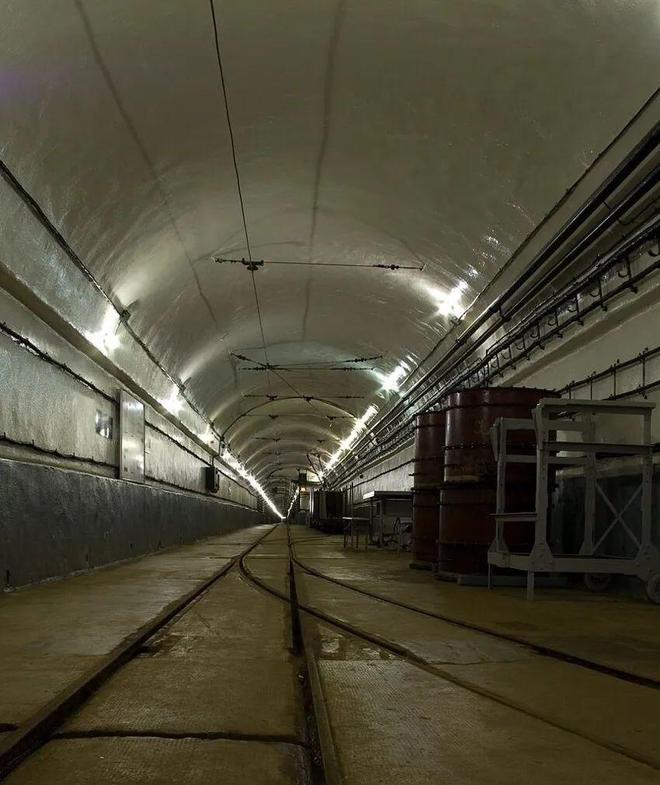 包含意大利防线坚不可摧，小组赛前景看好的词条