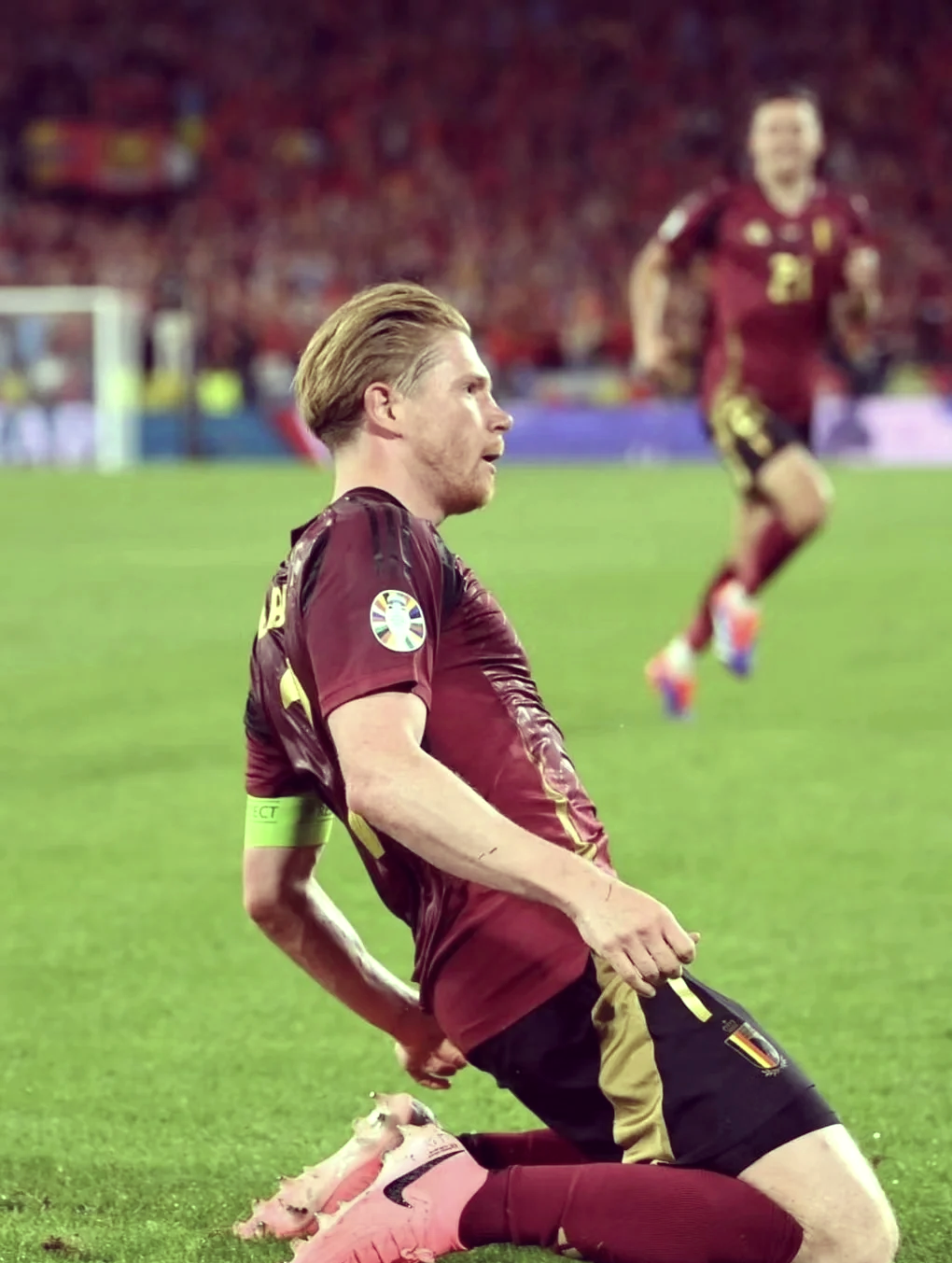 包含足球赛事激烈对决，凭借黄金一击获胜的词条