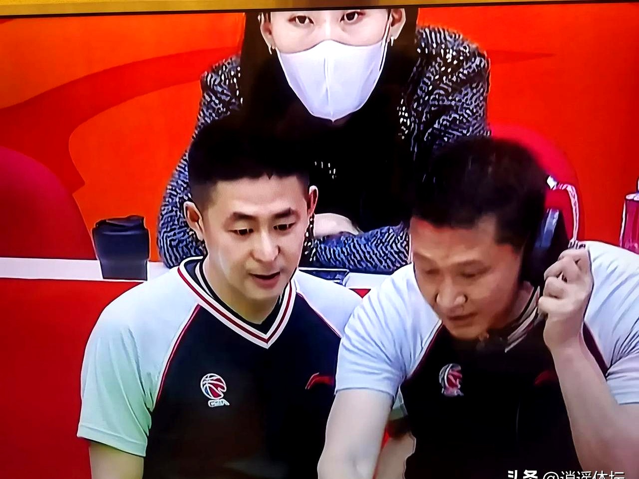 双方球队将在场上进行激烈对抗