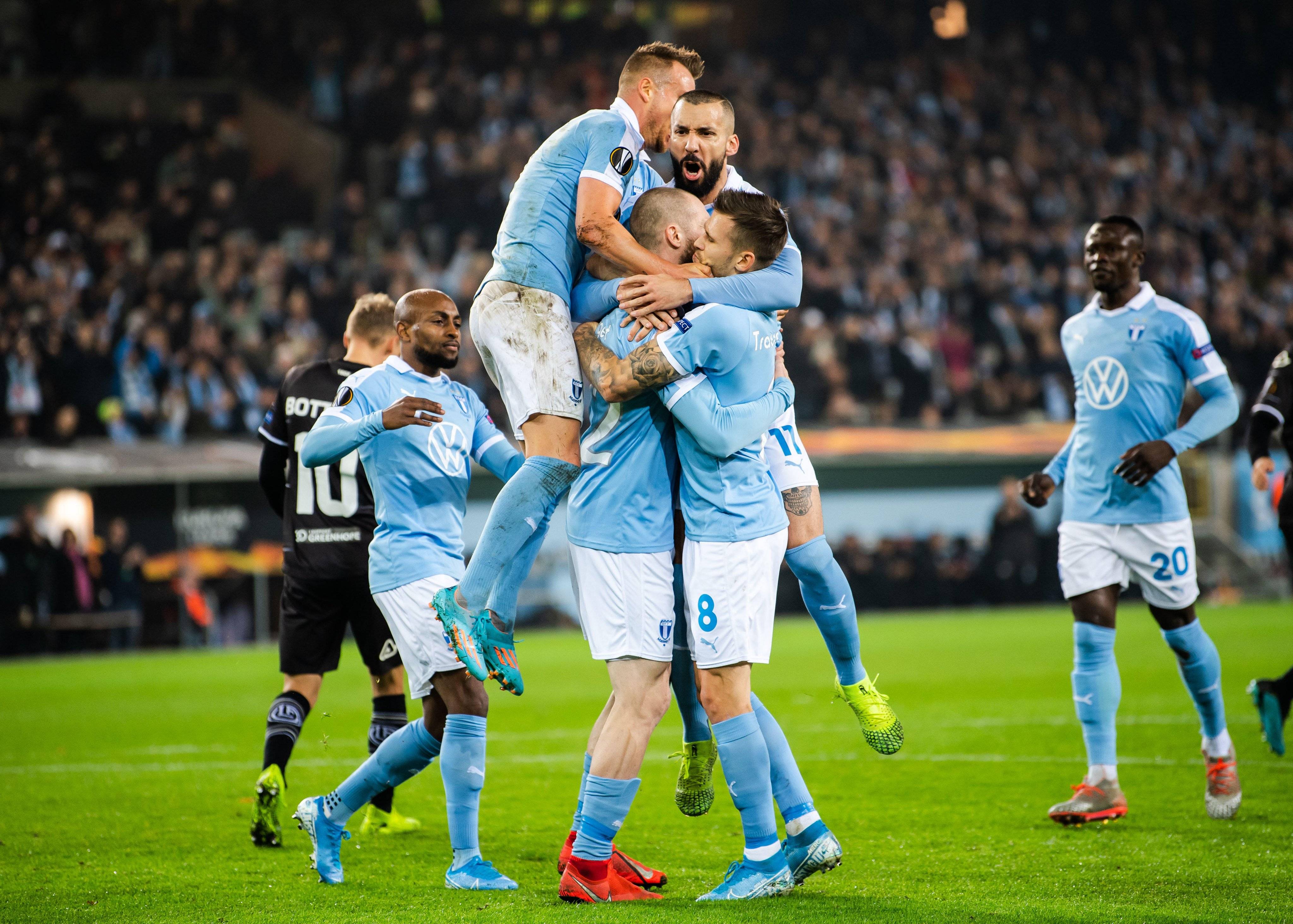 瑞典足球队在比赛中取得胜利