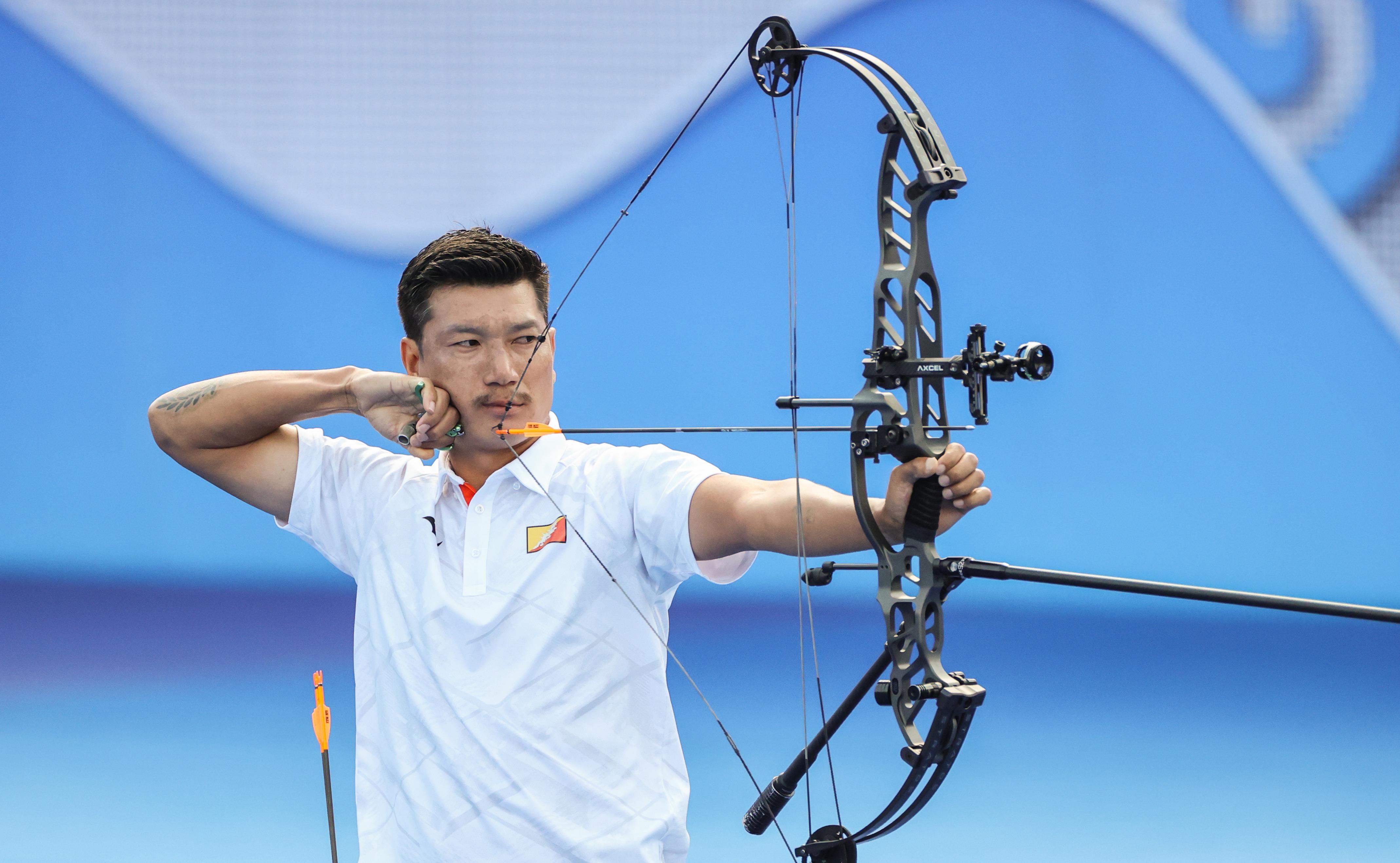 中国选手刘国梁在亚运会射箭项目中夺金 中国选手刘国梁在亚运会射箭项目中夺金