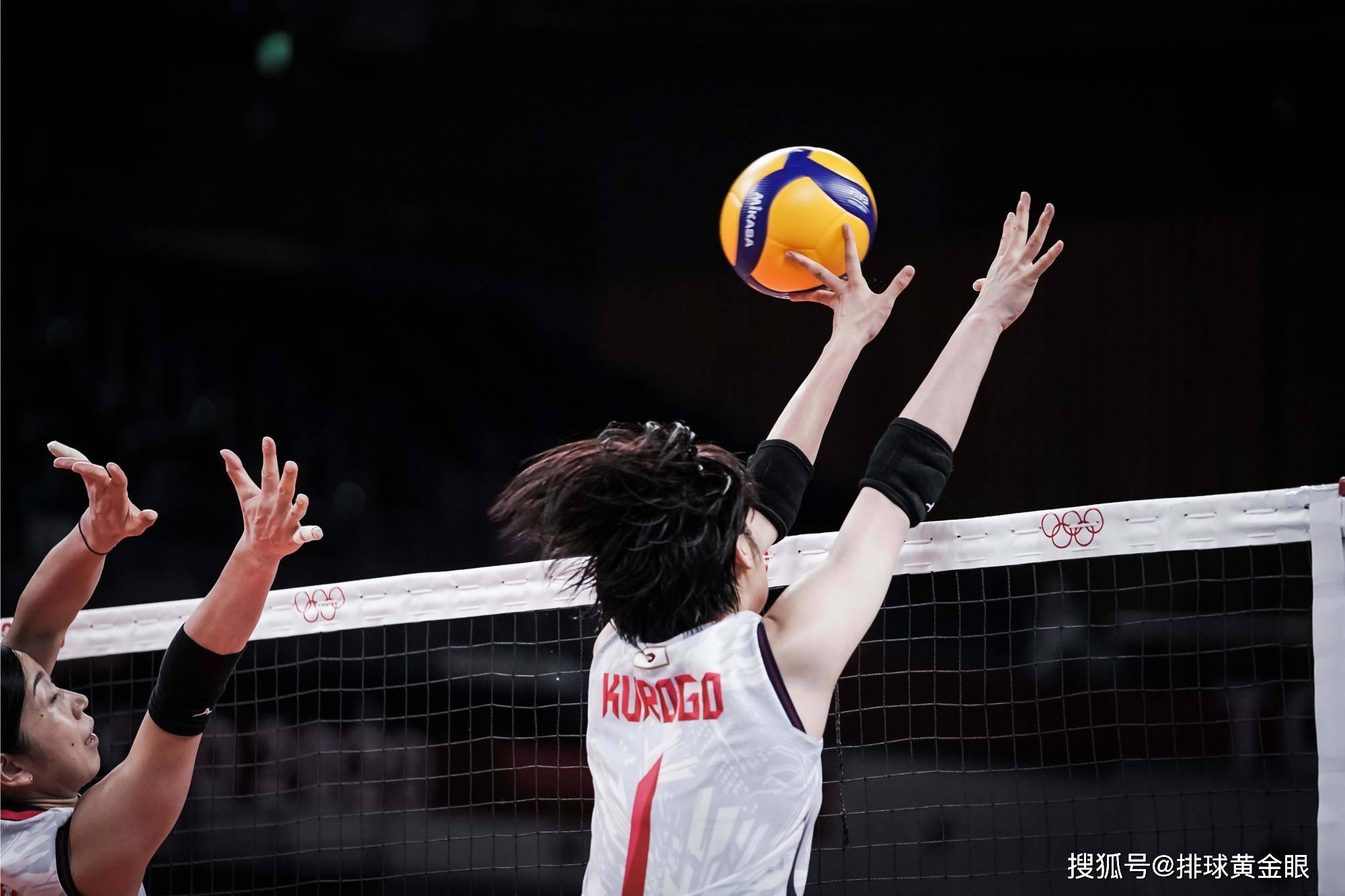 包含算多美尼亚篮球队以惊艳表现晋级的词条