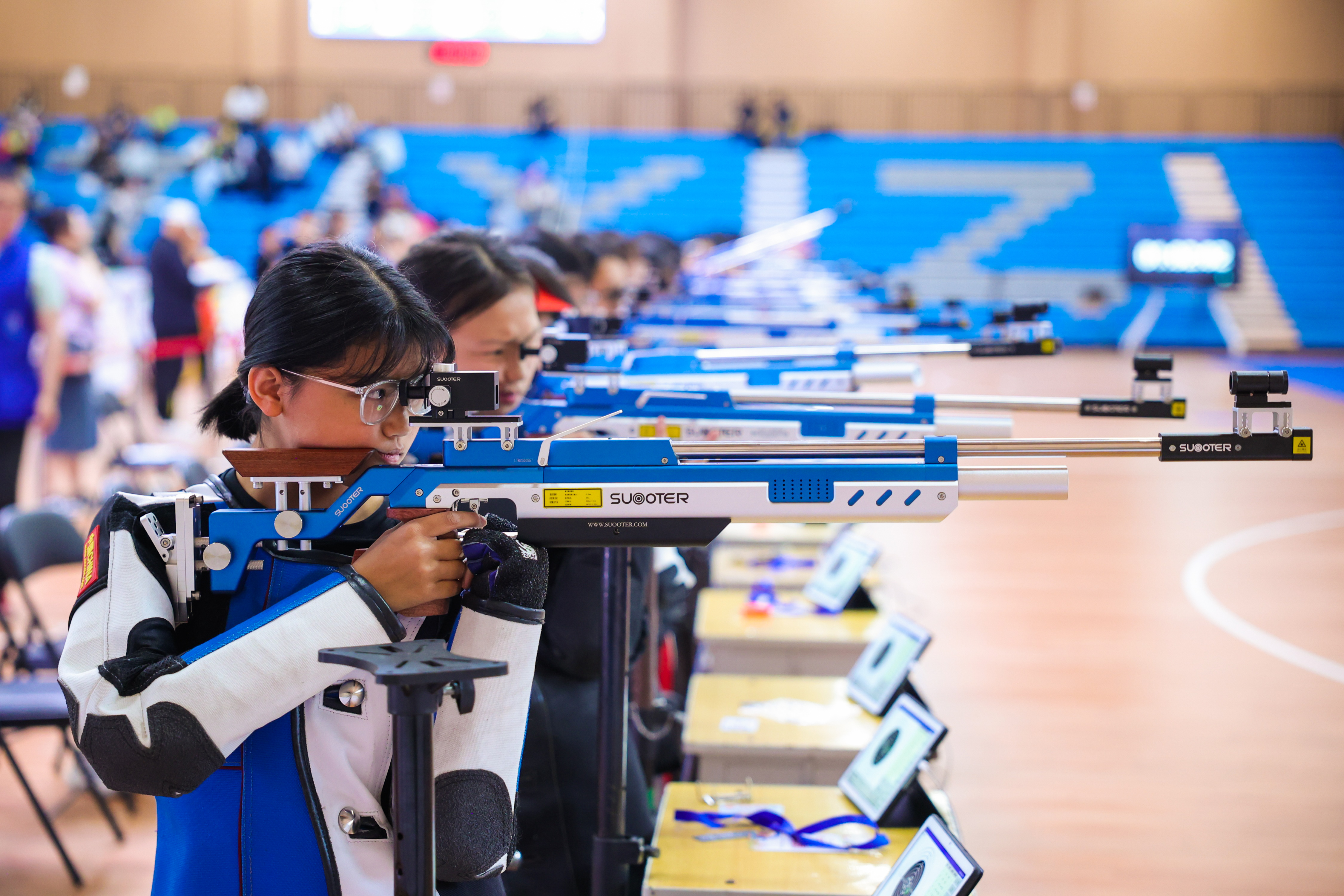 射击项目决赛，选手表现稳定