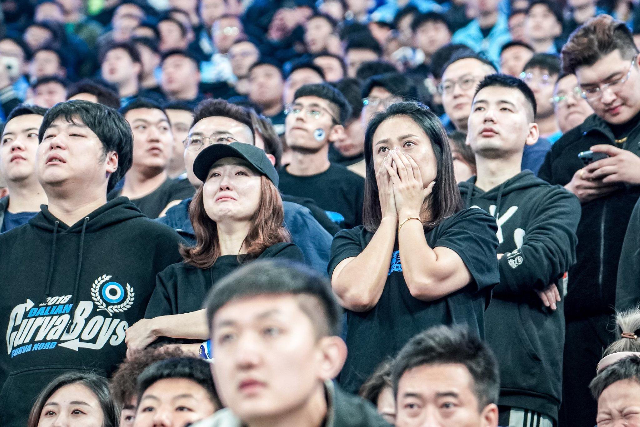 精彩比赛纷呈,球迷热情高涨的简单介绍 精彩比赛纷呈,球迷热情高涨的简单介绍