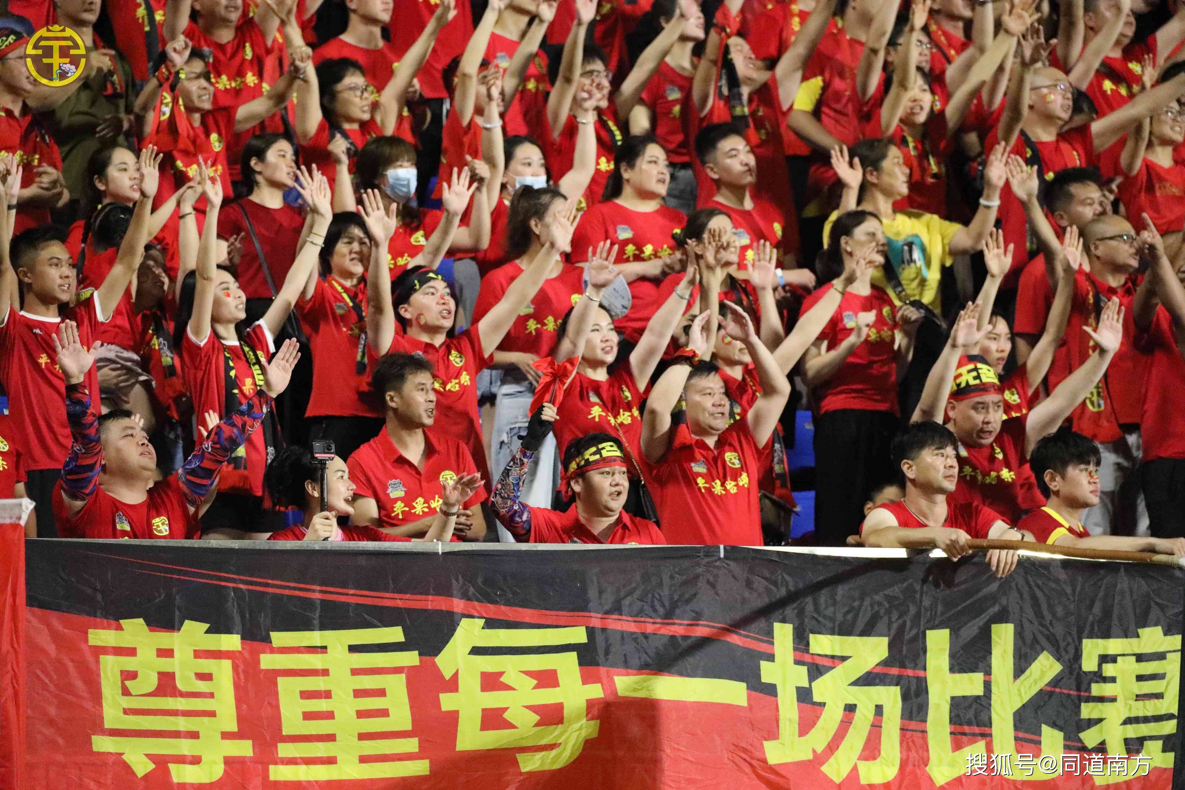 精彩比赛纷呈,球迷热情高涨的简单介绍 精彩比赛纷呈,球迷热情高涨的简单介绍