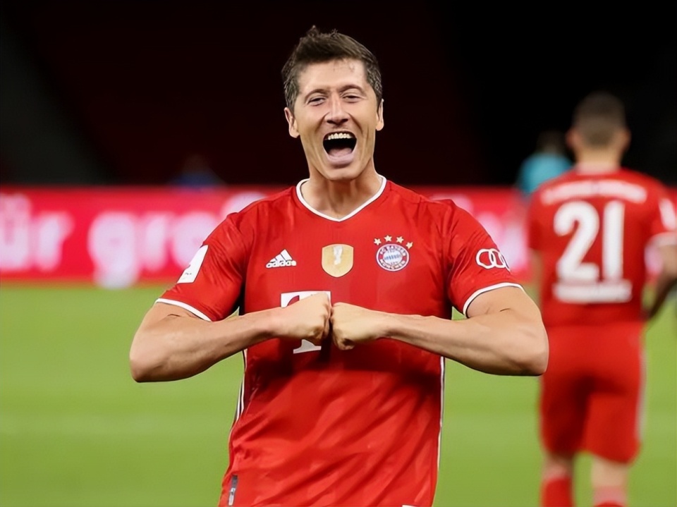 关于阿森纳横扫曼城，莱万完成帽子戏法的信息