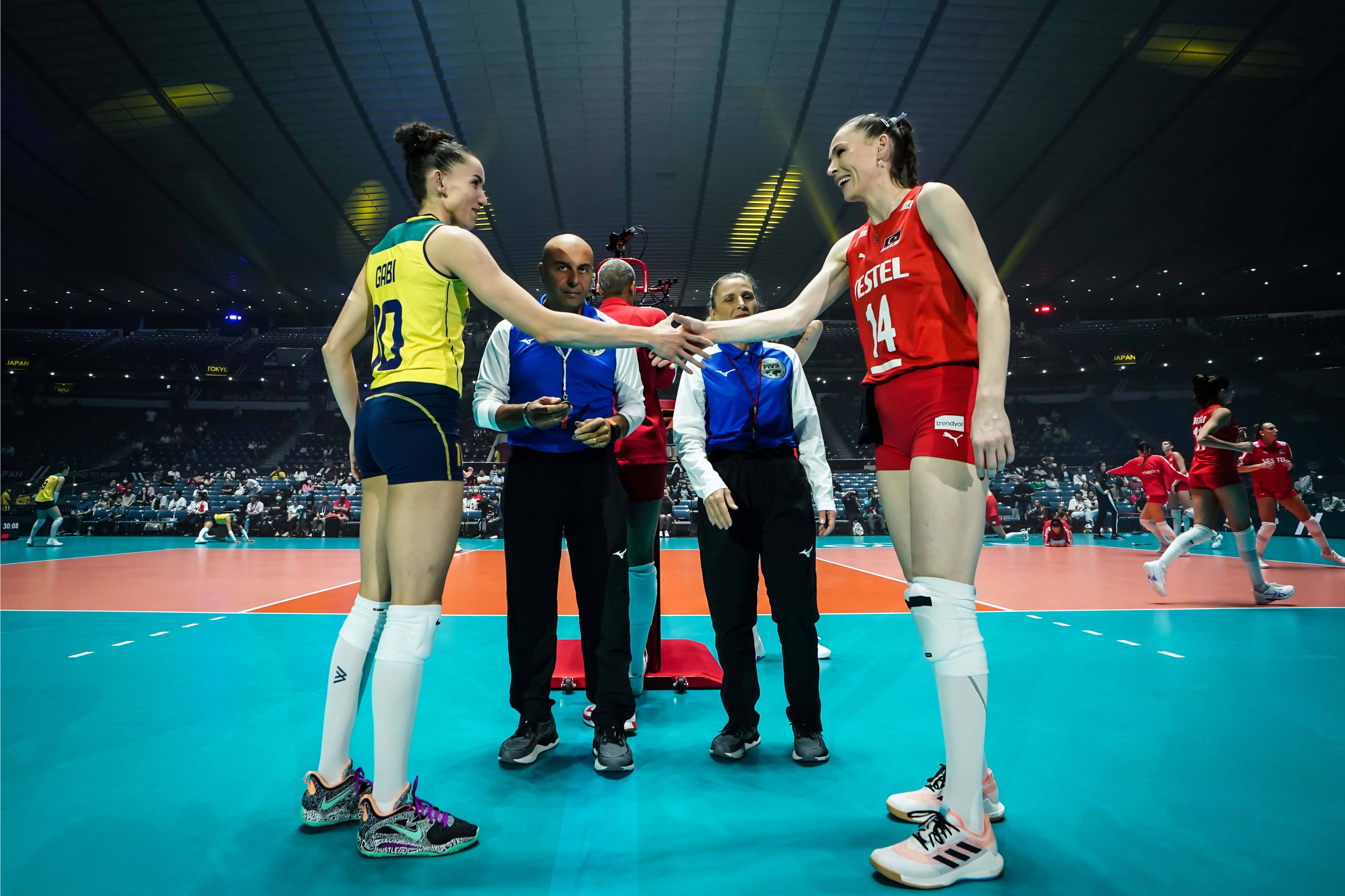 巴黎完胜土耳其，库尔图瓦扛起全队