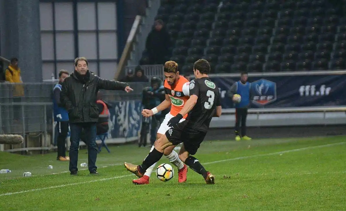 里尔主场不敌对手,遭遇失利 里尔主场不敌对手,遭遇失利