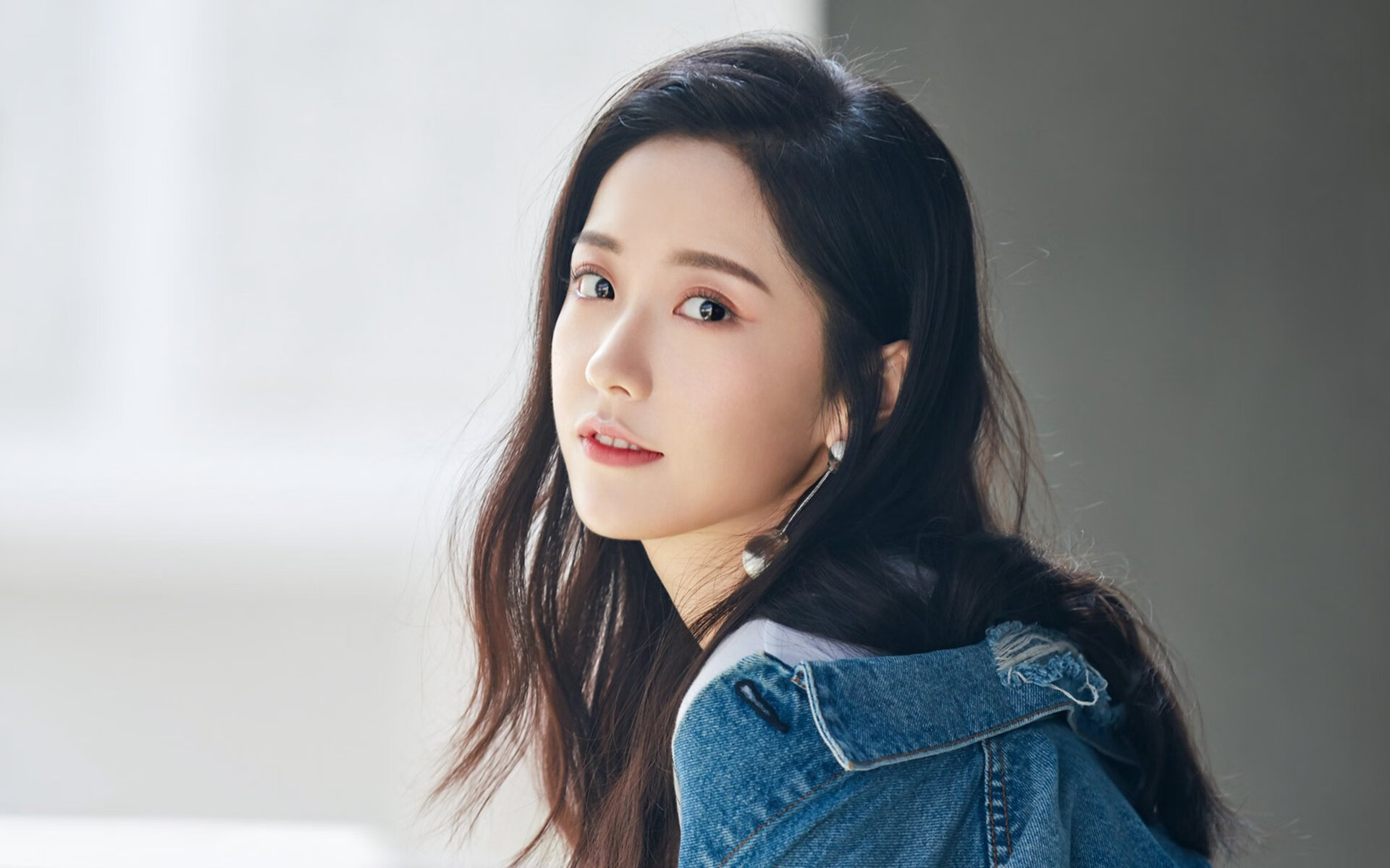 天才闪光与机器轰鸣，维尼修斯的艺术与英格兰的工业足球